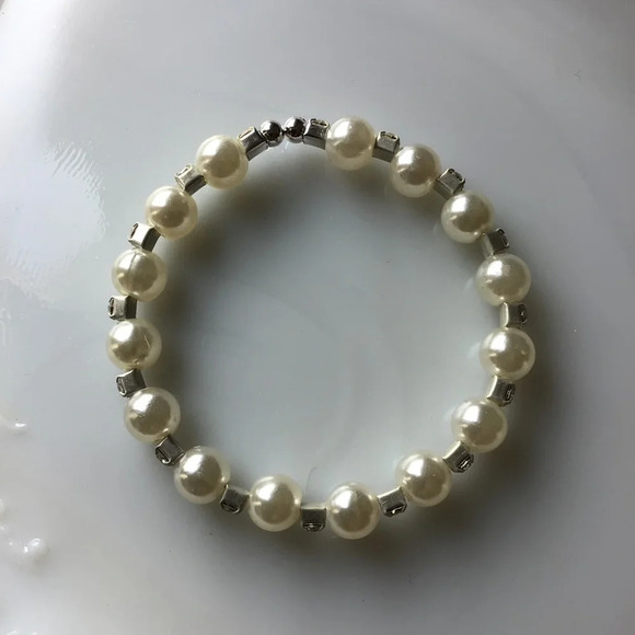 Pearl and Crystal Statement Fashion Bracelet - NWOT - Picture 4 of 4